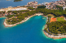 Pula - letecký pohled na členité pobřeží, Istrie, Chorvatsko
