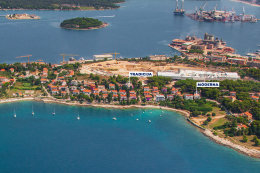 Pula - letecký pohled - v pozadí loděnice Uljanik s uměleckou instalací Lighting Giants, Istrie, Chorvatsko