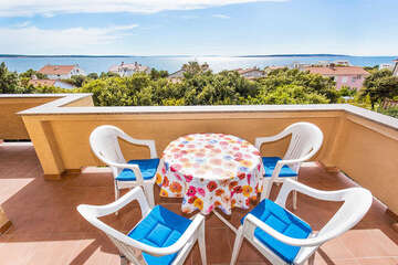 Apartmány Mandre 12 - výhled z terasy apartmánu A6, Mandre, ostrov Pag, Chorvatsko