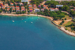 Apartmány Tradicija - letecký pohled na pláž 100 m od domu, Pula, Istrie, Chorvatsko