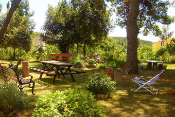 Apartmány Banjole 11 - posezení na dolní zahradě, Pula-Banjole, poloostrov Istrie, Chorvatsko