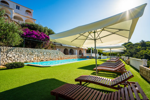 Apartmány Garden Resort-M - venkovní bazén s lehátky, Potočnica, ostrov Pag, Chorvatsko