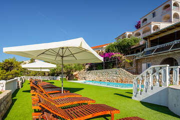 Apartmány Garden Resort-M - venkovní bazén s lehátky, Potočnica, ostrov Pag, Chorvatsko