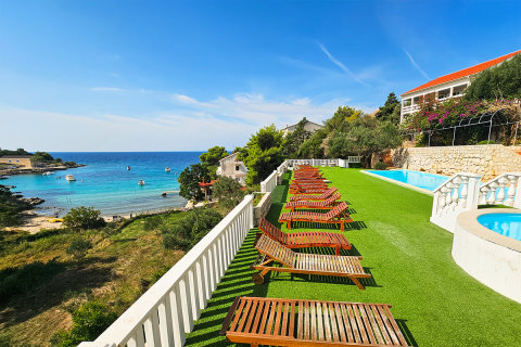 Apartmány Garden Resort-M - venkovní bazén s lehátky, Potočnica, ostrov Pag, Chorvatsko