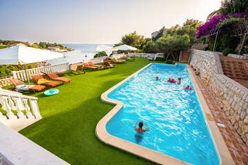 Apartmány Garden Resort-L - bazén a lehátka u domu Garden Resort-M, Potočnica, ostrov Pag, Chorvatsko