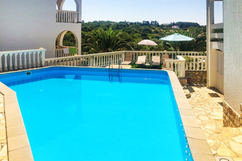 Apartmány Garden Resort-L - bazén a lehátka u domu, Potočnica, ostrov Pag, Chorvatsko