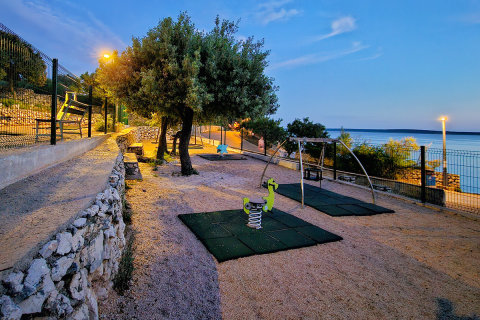 Apartmány Silvano - dětské hřiště v blízkosti domu, Mandre, ostrov Pag, Chorvatsko