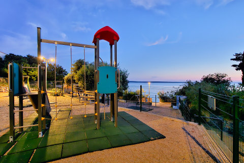 Apartmány Roza - dětské hřiště blízko domu, Mandre, ostrov Pag, Chorvatsko