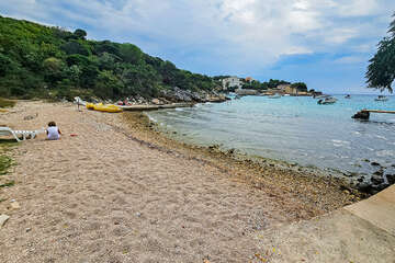 Potočnica - pláž u Garden resort, ostrov Pag, Chorvatsko