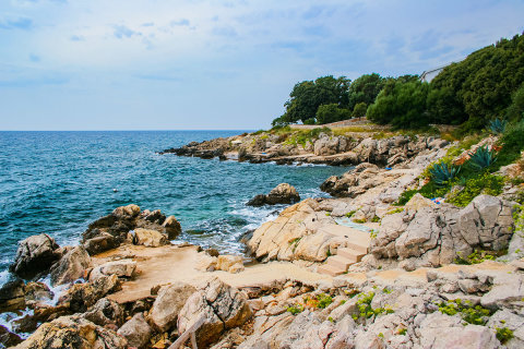 Potočnica - vybetonované plácky pro slunění, ostrov Pag, Chorvatsko