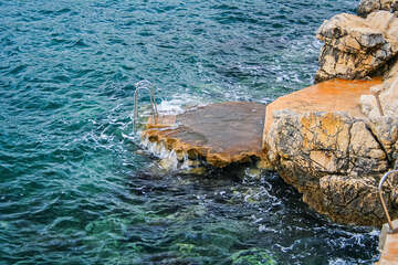 Potočnica - schůdky do moře, ostrov Pag, Chorvatsko