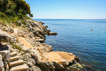 Potočnica - betonové plácky ke slunění, ostrov Pag, Chorvatsko