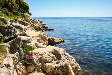 Potočnica - betonové plácky ke slunění, ostrov Pag, Chorvatsko