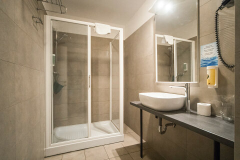 Dvoulůžkový pokoj s balkónem, Hotel Plaža, město Pag, ostrov Pag, Chorvatsko