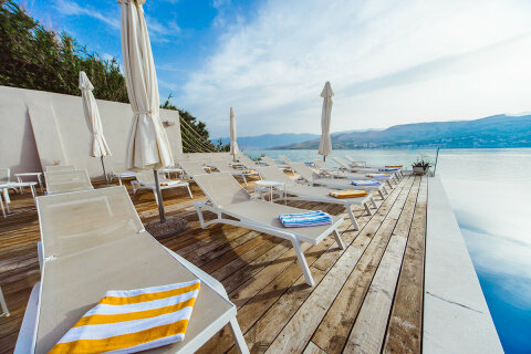 Hotel Plaža - lehátka u bazénu, město Pag, ostrov Pag, Chorvatsko