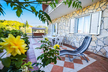 Prázdninový dům Ekipa - terasa s lehátky v přízemí, Kukljica, ostrov Ugljan, Chorvatsko