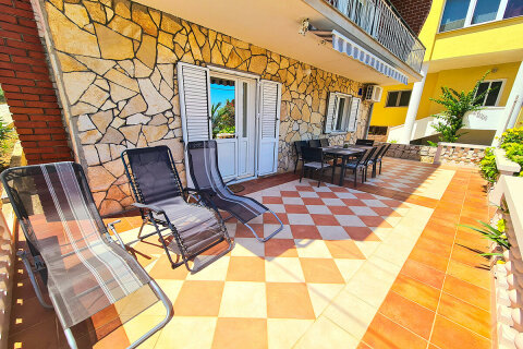 Prázdninový dům Ekipa - terasa s lehátky v přízemí, Kukljica, ostrov Ugljan, Chorvatsko