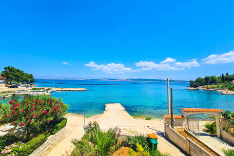 Kukljica - pláž před domem Ekipa, ostrov Ugljan, Chorvatsko