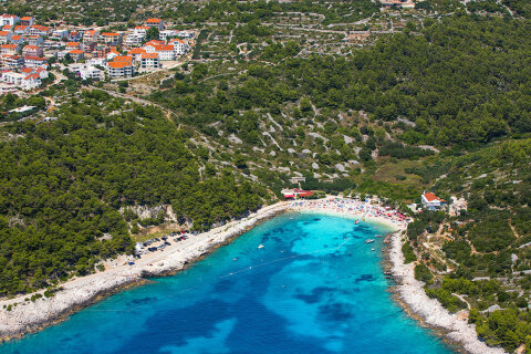 Hvar - oblázková pláž Pokonji Dol - letecký pohled, ostrov Hvar, Chorvatsko