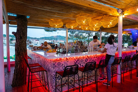 Resort Zelena Punta - plážový bar Skakaona, Kukljica, ostrov Ugljan, Chorvatsko