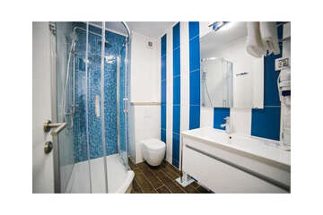 Příklad rodinného pokoje pro 5 osob s výhledem na moře, Hotel Srečko, Drvenik, Makarská riviéra, Chorvatsko