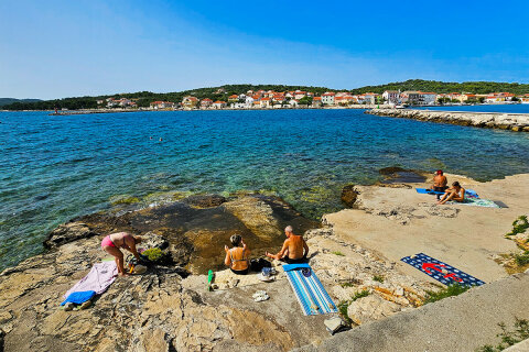 Kukljica - pláž Zelena Punta, ostrov Ugljan, Chorvatsko