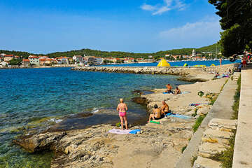 Kukljica - pláž Zelena Punta, ostrov Ugljan, Chorvatsko