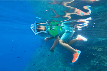 Šnorchlování u podmořské jeskyně Špilja, ostrov Pag, Chorvatsko