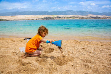 Písečná pláž Čista plaža - FKK část pláže, ostrov Pag, Chorvatsko