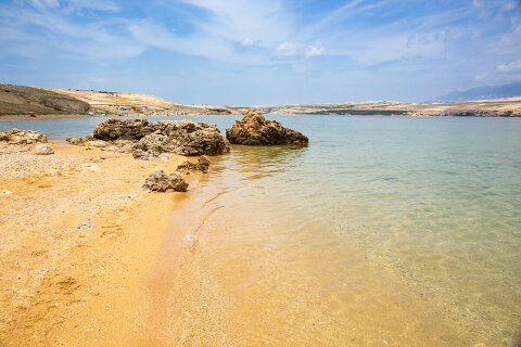 Písečná pláž Čista plaža - FKK část pláže, ostrov Pag, Chorvatsko