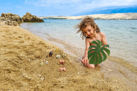 Písečná pláž Čista plaža - FKK část pláže, ostrov Pag, Chorvatsko