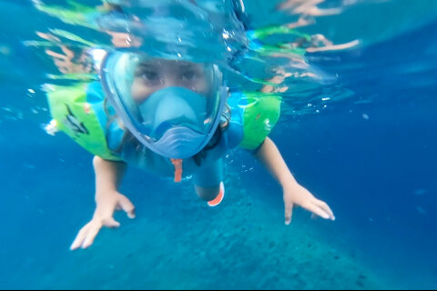 Šnorchlování u podmořské jeskyně Špilja, ostrov Pag, Chorvatsko