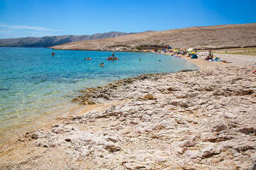 Oblázková pláž Ručica, ostrov Pag, Chorvatsko