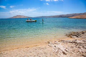 Oblázková pláž Ručica, ostrov Pag, Chorvatsko