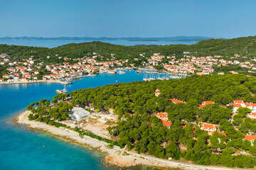 Kukljica - letecký pohled, ostrov Ugljan, Chorvatsko