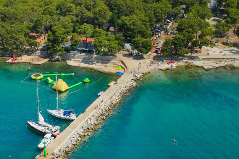 Kukljica - letecký pohled na pláž Zelena Punta, ostrov Ugljan, Chorvatsko