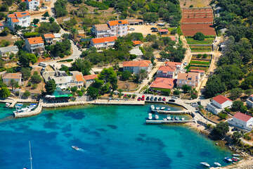 Jakišnica - letecký pohled, ostrov Pag, Chorvatsko