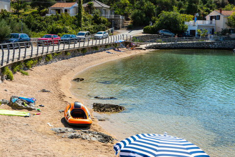 Jakišnica - písčitokamínková pláž Jakišnica, ostrov Pag, Chorvatsko