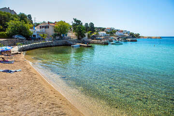 Jakišnica - písčitokamínková pláž Jakišnica, ostrov Pag, Chorvatsko