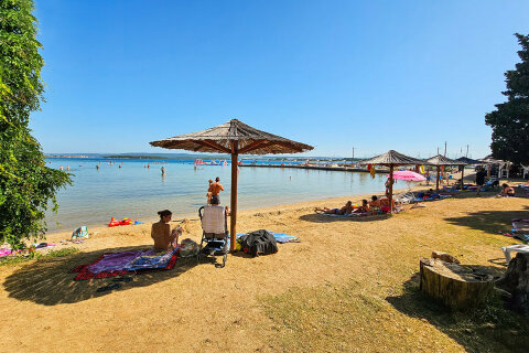 Letovisko Kraj - písečná pláž Tratica, ostrov Pašman, Chorvatsko