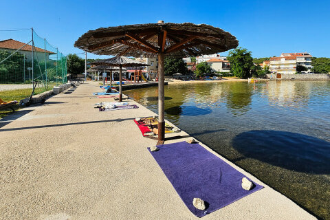 Letovisko Kraj - betonové molo v blízkosti písečné pláže Tratica, ostrov Pašman, Chorvatsko