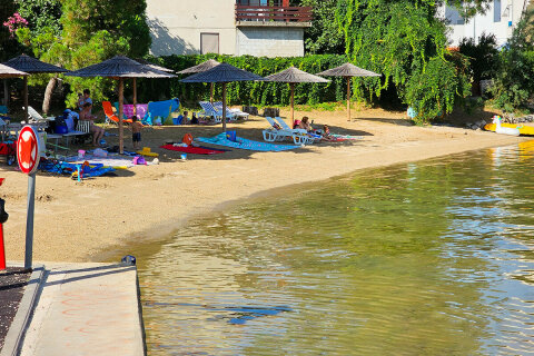 Letovisko Kraj - písečná pláž Tratica, ostrov Pašman, Chorvatsko