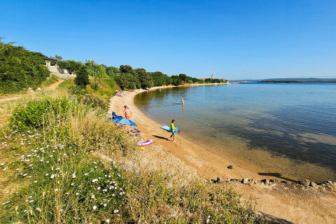 Letovisko Kraj - pláž v blízkosti mobilhomů Kraj, ostrov Pašman, Chorvatsko