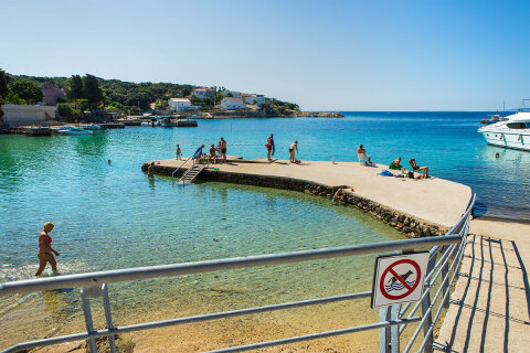 Apartmány Lota - koupání z mola, Jakišnica, ostrov Pag, Chorvatsko