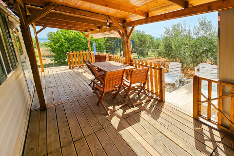 Mobilhome Klanac M1 - terasa, Tkon, ostrov Pašman, Chorvatsko