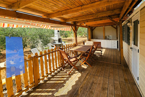 Mobilhome Klanac M1 - terasa a venkovní kuchyně, Tkon, ostrov Pašman, Chorvatsko