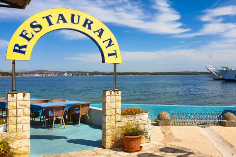 Tkon - restaurace Sovinje v centru, ostrov Pašman, Chorvatsko