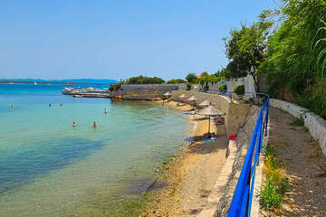 Tkon - písečná pláž Južna plaža, ostrov Pašman, Chorvatsko