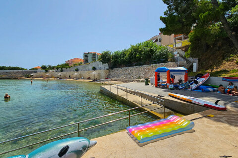 Tkon - písečná pláž Južna plaža - vodní atrakce pro děti, ostrov Pašman, Chorvatsko