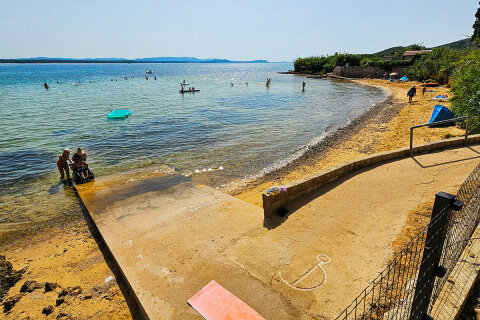 Tkon - písečná pláž Klanac - vstup do moře pro vozíčkáře, ostrov Pašman, Chorvatsko